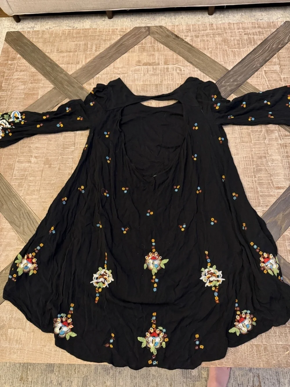 Women’s Free People embroidered dress with open back 🖤